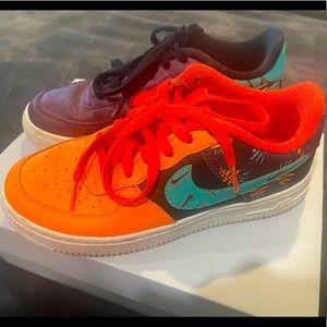 The Nike Air Force 1 LV8. Boys size 5. Lightly worn. Excellent condition.